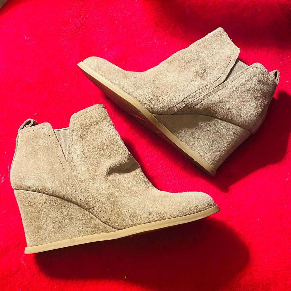 🌺 DOLCE VITA🌺GERRI Wedge🌺Beige Suede🌺Ankle Bootie Size 6🌺